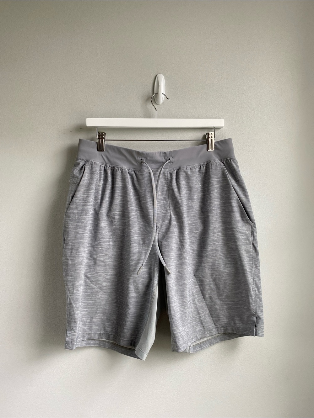 Lululemon T.H.E. Short 9" *Liner
Heather Allover Sea Salt Light Cast